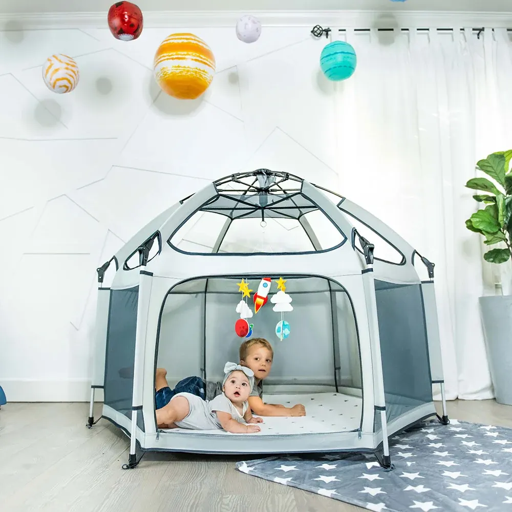 Calvonic Laufstall im Kinderzimmer mit Sonnendach, Insektennetz und zwei Kindern